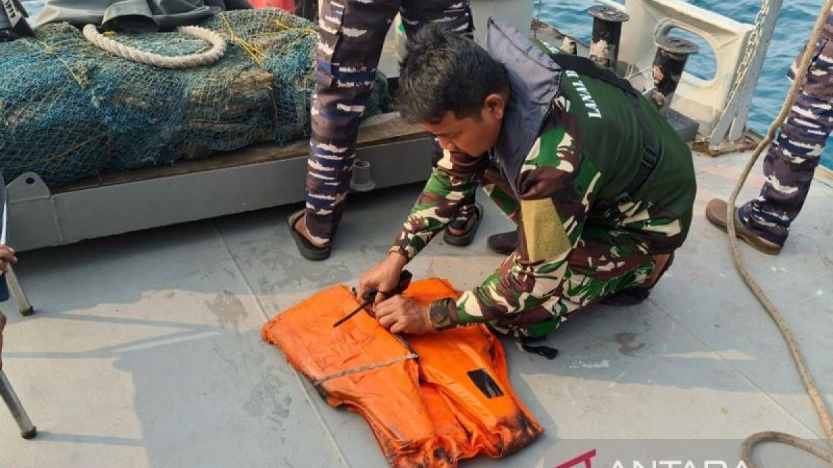 Abu vulkanik & cuaca jadi kendala pencarian 5 jurnalis di Selat Sunda