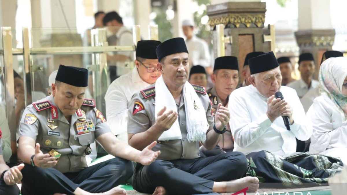 Kapolri ziarah ke makam Gus Dur sambil bangun silaturahmi dengan ulama