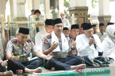 Kapolri ziarah ke makam Gus Dur sambil bangun silaturahmi dengan ulama