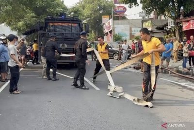 Brimob Polda Metro kerahkan “water cannon” tangani kebakaran di Jaktim