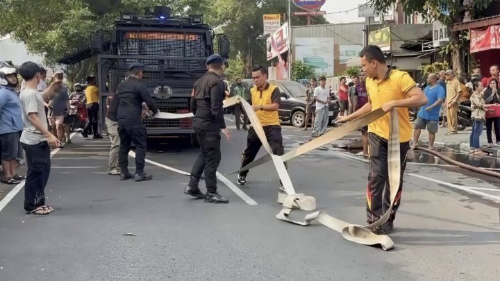 Brimob Polda Metro kerahkan “water cannon” tangani kebakaran di Jaktim