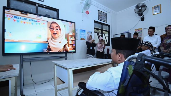 Membuka ruang belajar setara lewat layar pintar IFP