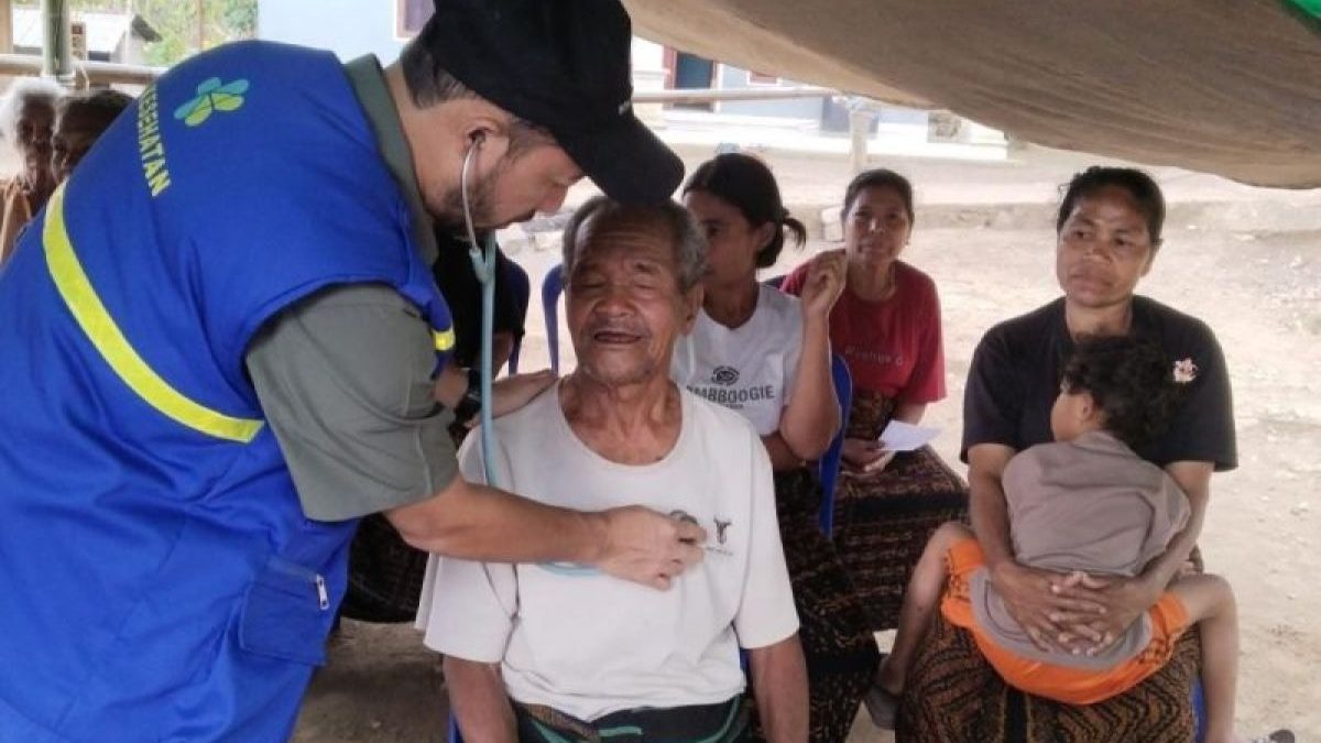 Tembus tebing-laut, nakes upayakan layani warga terdampak gempa NTT