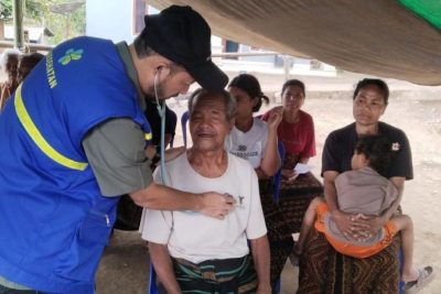 Tembus tebing-laut, nakes upayakan layani warga terdampak gempa NTT