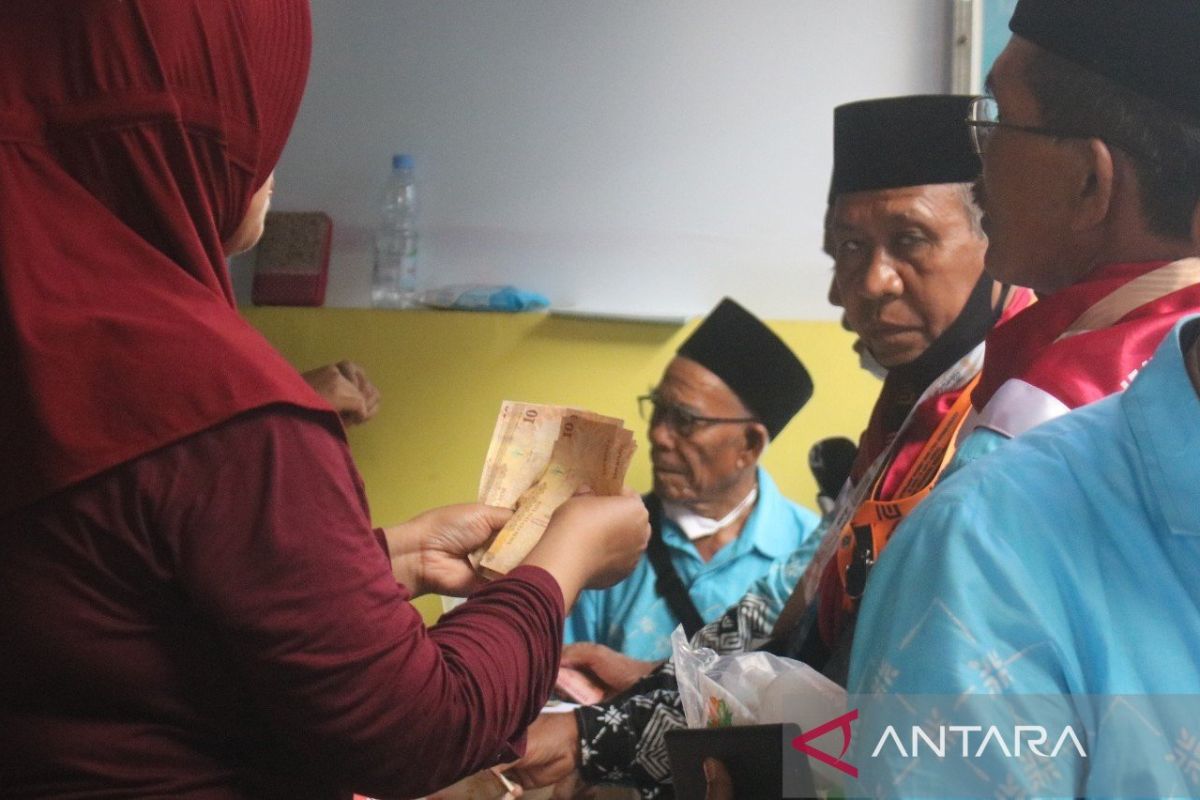 Important Visit: Jamaah haji NTB “serbu” tempat penukaran uang riyal Arab Saudi
