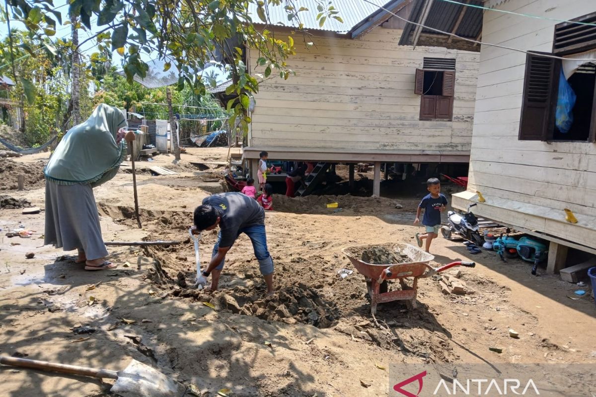 BPBD: Warga Pidie Jaya kembali bersihkan rumah pasca banjir berulang