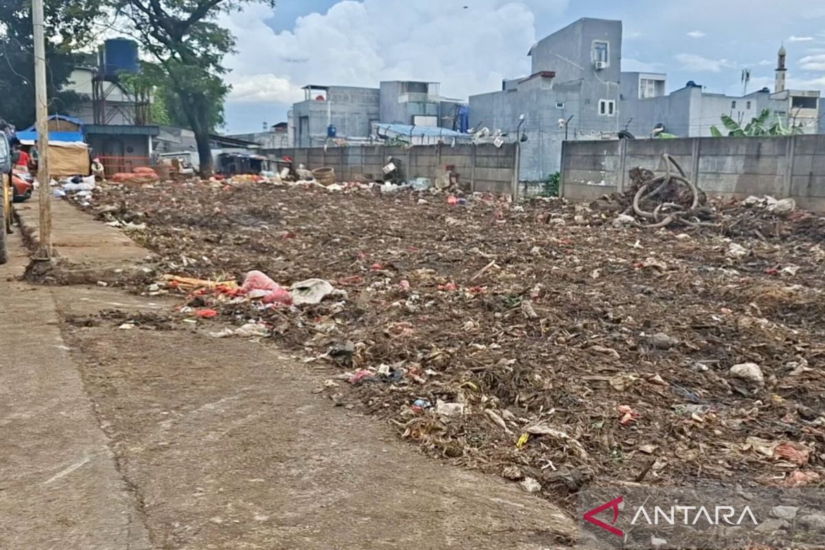 Program Terbaru: Sampah menggunung di Pasar Induk Kramat Jati tuntas diangkut