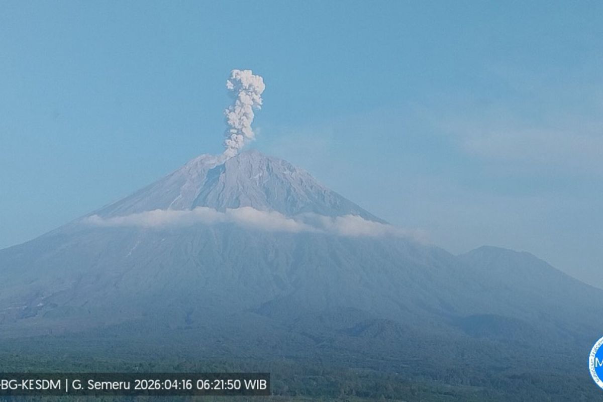 Semeru erupsi lima kali dengan tinggi letusan hingga 1.200 meter