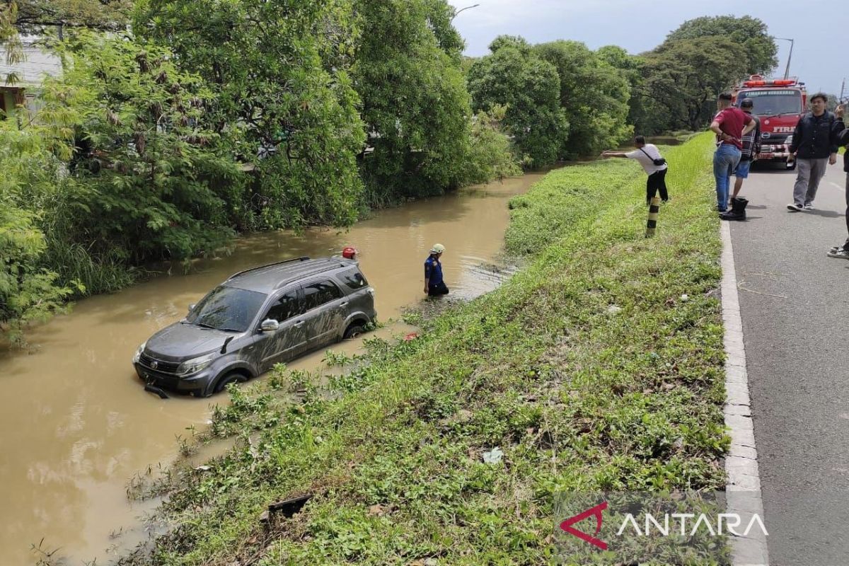 Sebuah mobil masuk ke dalam sungai di Tangerang