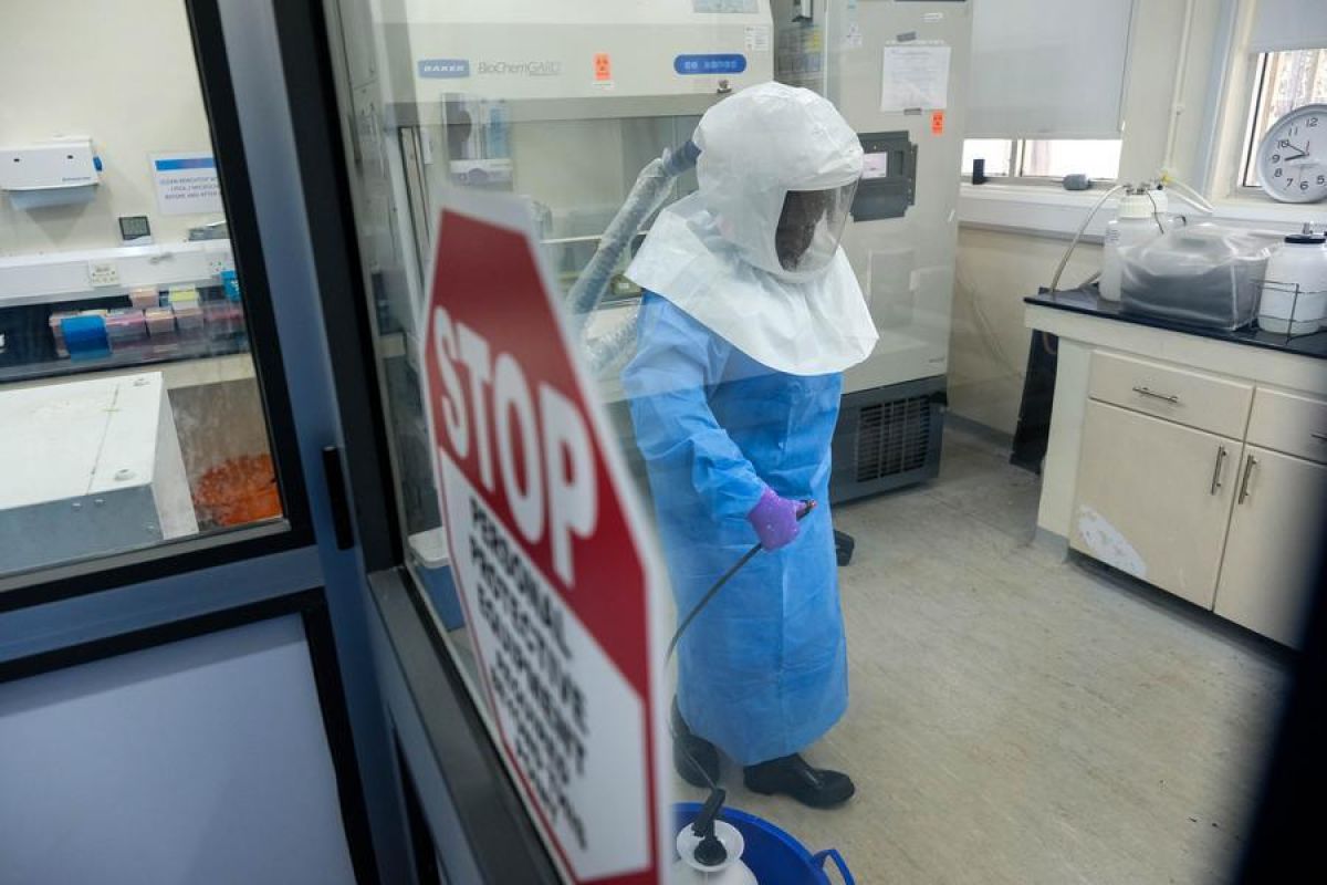 Topics Covered: Uganda larang kegiatan berkumpul demi kendalikan penyebaran Ebola