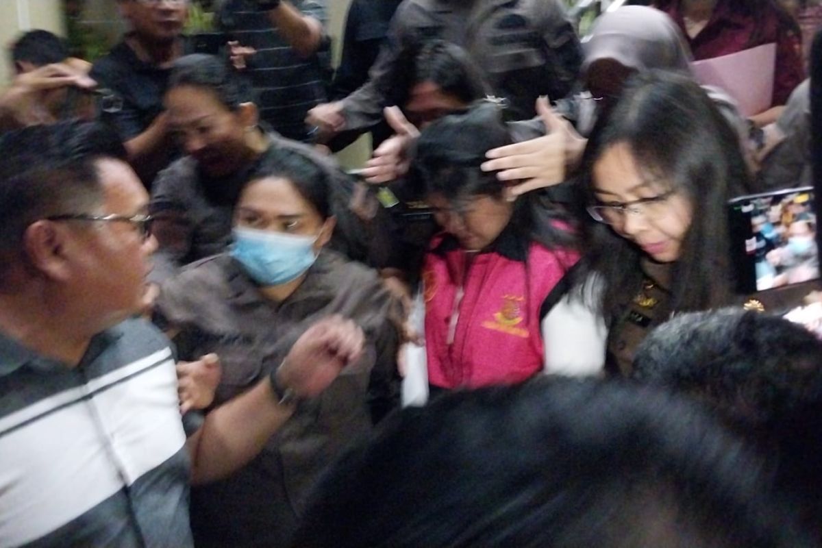Kejati Sulut tahan Bupati Sitaro pada kasus dana stimulan Gunung Ruang