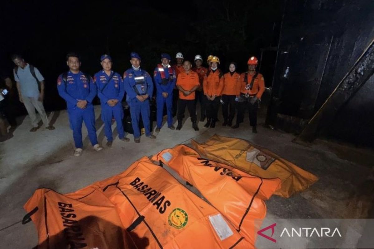 Facing Challenges: Tim SAR evakuasi jasad empat ABK korban gas beracun di perairan Kalsel