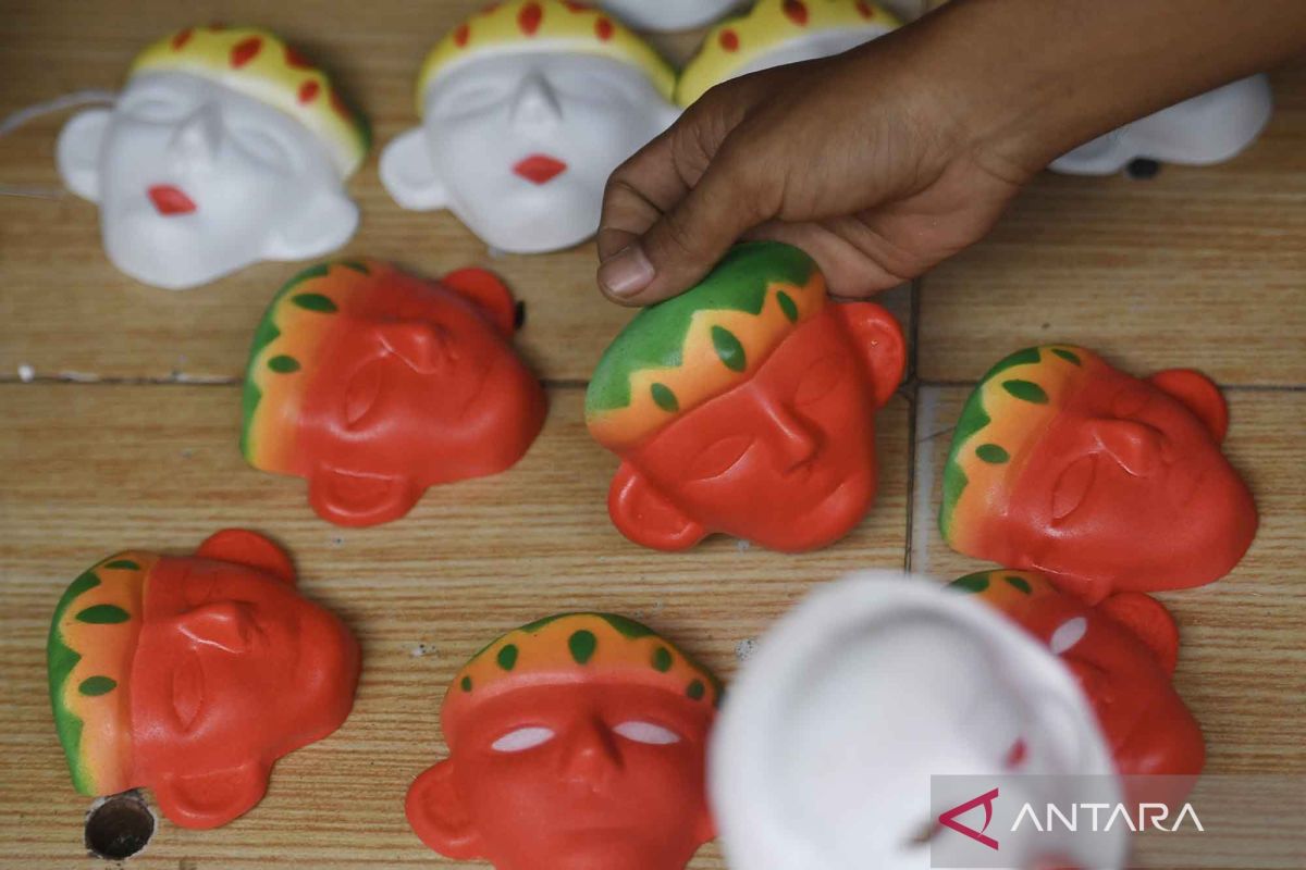 Produksi kerajinan ondel-ondel meningkat jelang HUT Jakarta