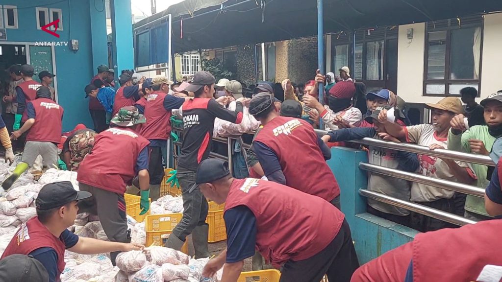 SANS_SEMANGAT-BERKURBAN-WARGA-BATUR-TERUS-MENGALIR-TEMBUS-RATUSAN-KURBAN