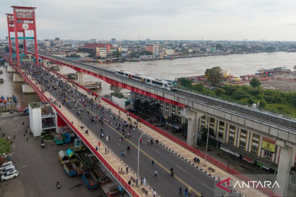 Warga Padati Jembatan Ampera di Uji Coba HBKB Tahap Dua