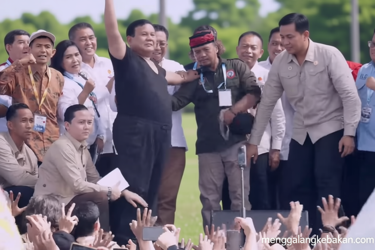 Visit Agenda: Prabowo lempar baju ke buruh saat May Day di Monas