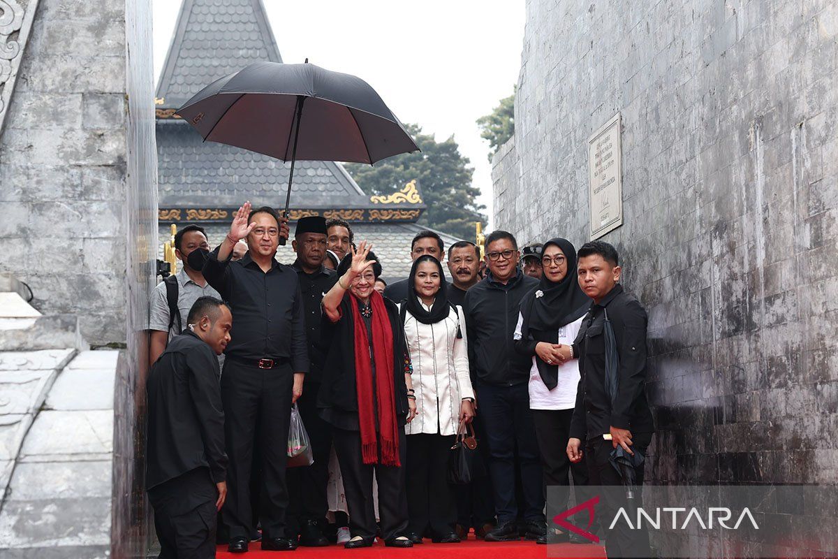 Important Visit: Megawati ziarah ke makam Bung Karno di Blitar
