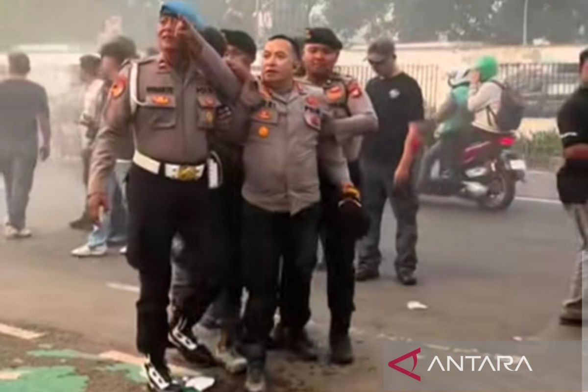 Special Plan: Anggota polisi alami retak tulang saat kawal demo di depan Gedung DPR