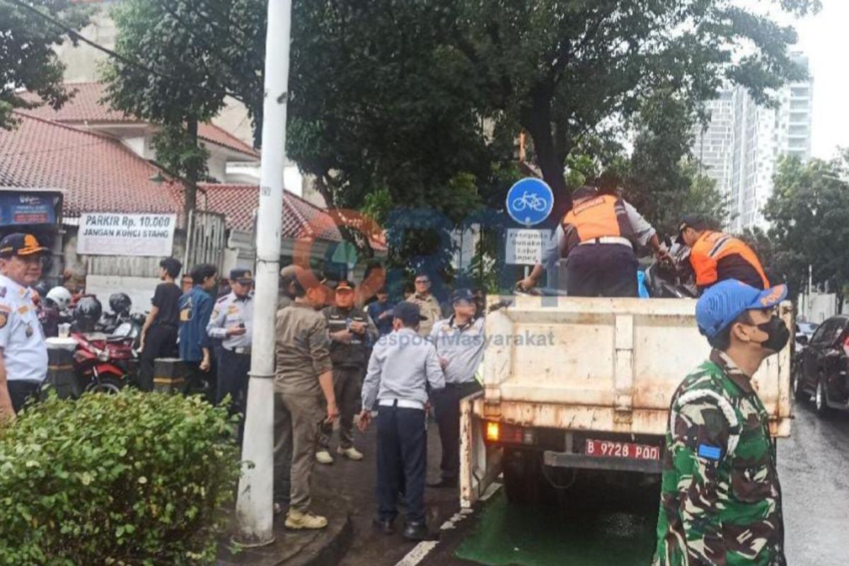 Facing Challenges: Sudinhub Jaksel tertibkan kendaraan parkir liar di Gunawarman-Senopati