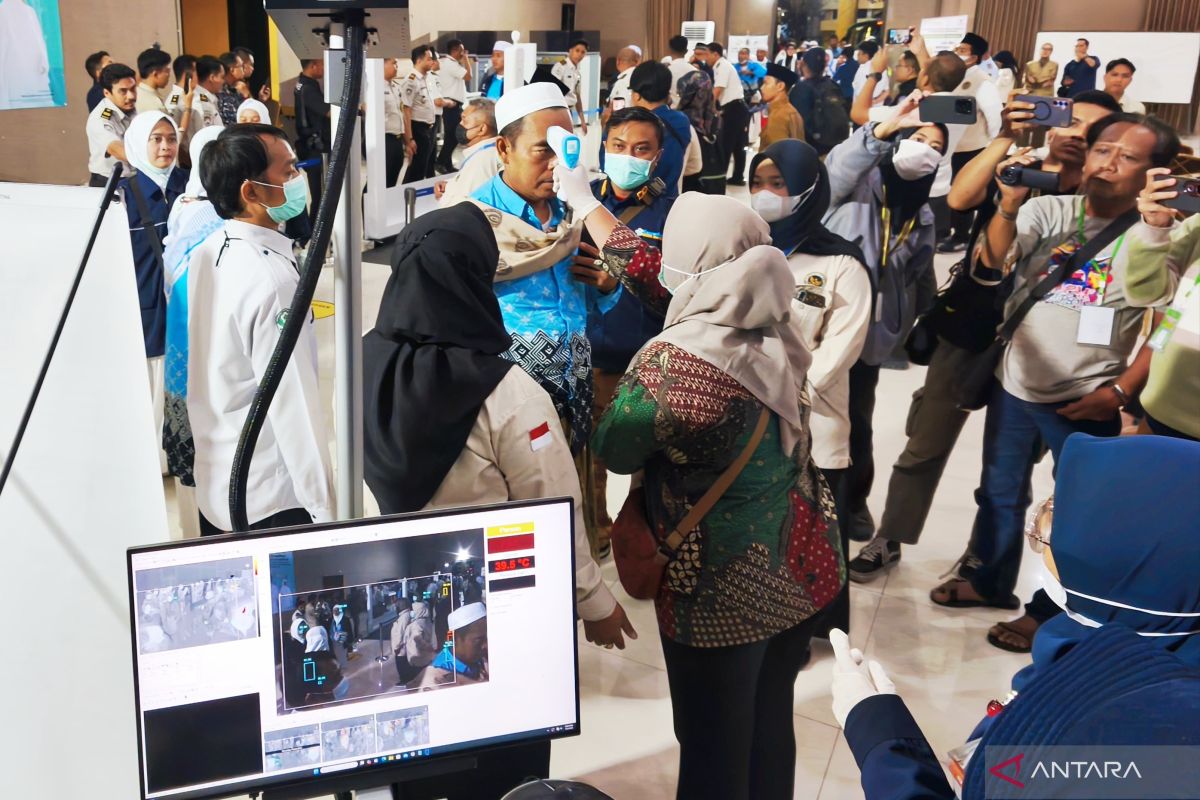 Solving Problems: PPIH: 378 jamaah haji kloter pertama tiba di Surabaya
