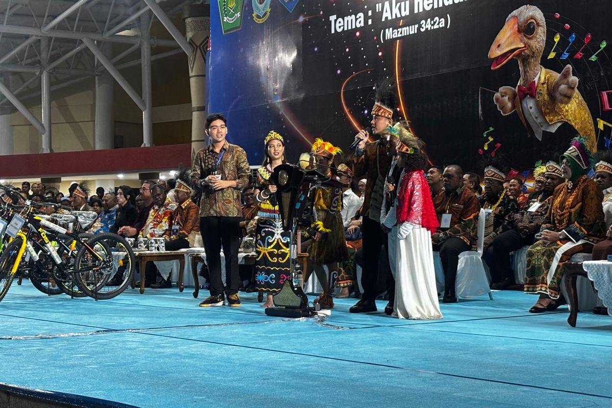 New Policy: Gibran bagikan tiga sepeda dan dua alat musik untuk peserta Pesparawi