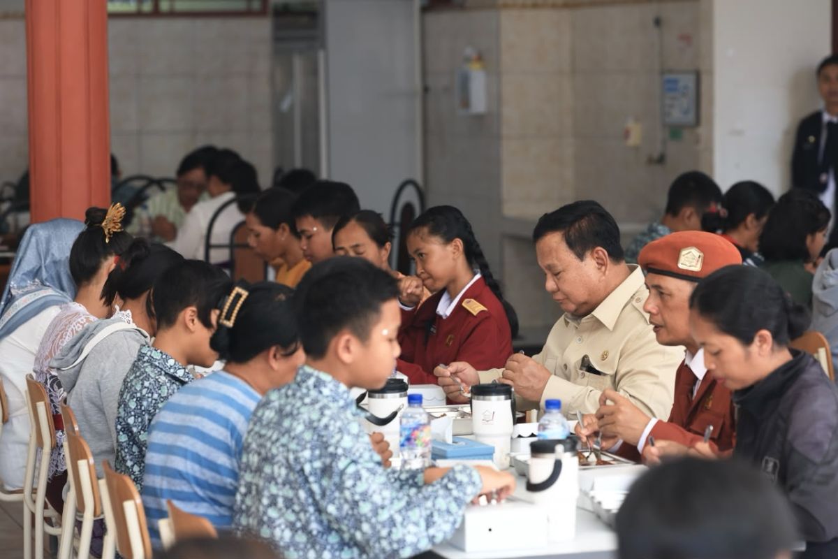 Special Plan: Prabowo santap MBG bersama pelajar Sekolah Rakyat di Tabanan