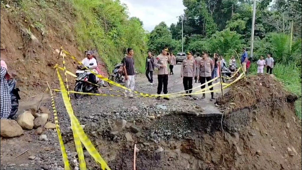 HUJAN-DERAS-SEBABKAN-JALAN-PROVINSI-AGAM-AMBLAS