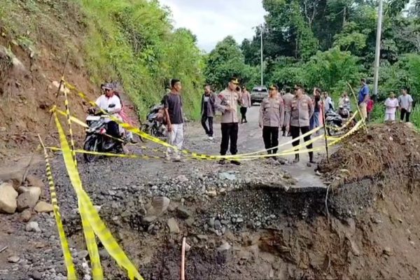 HUJAN-DERAS-SEBABKAN-JALAN-PROVINSI-AGAM-AMBLAS