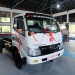 Hino-Serahkan-Truk-Hino-300-Sebagai-Media-Pembelajaran-untuk-SMKN-5-Makassar-3