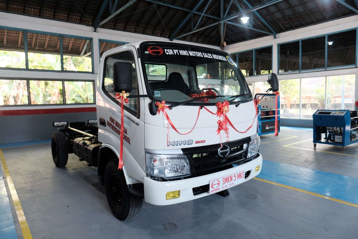 Special Plan: HMSI dukungan dunia pendidikan melalui penyerahaan truk Hino 300