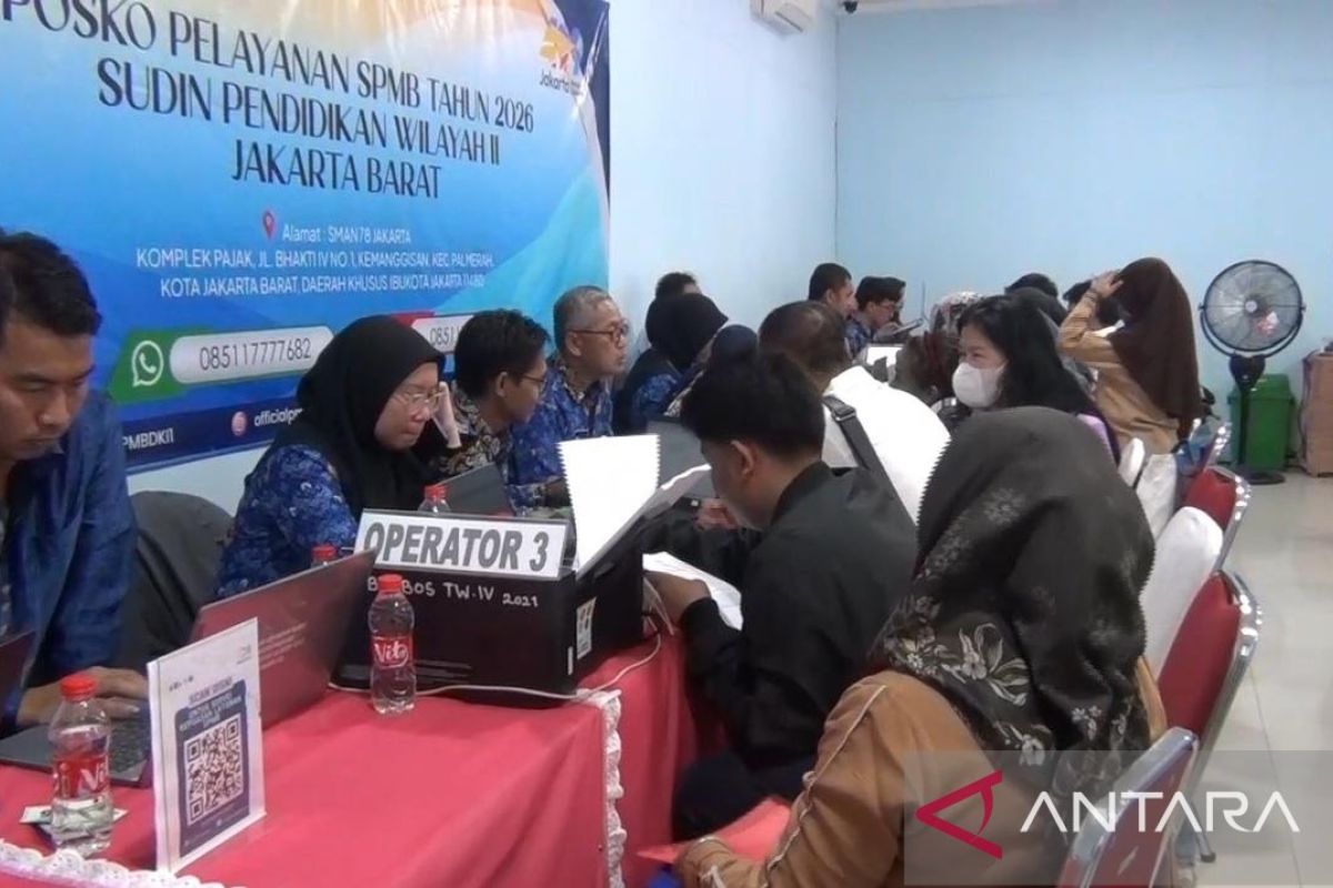 Key Issue: Alami kendala pendaftaran, orang tua murid padati posko SPMB di Jakbar