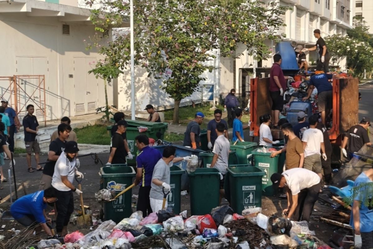 Historic Moment: Warga Rusun Pesakih Jakbar gotong royong angkut 24 ton sampah