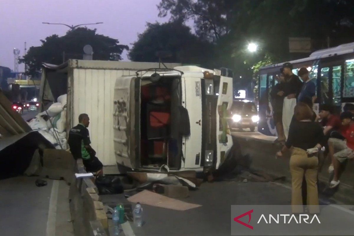 Truk terguling usai hantam beton pembatas flyover Pesing Jakbar
