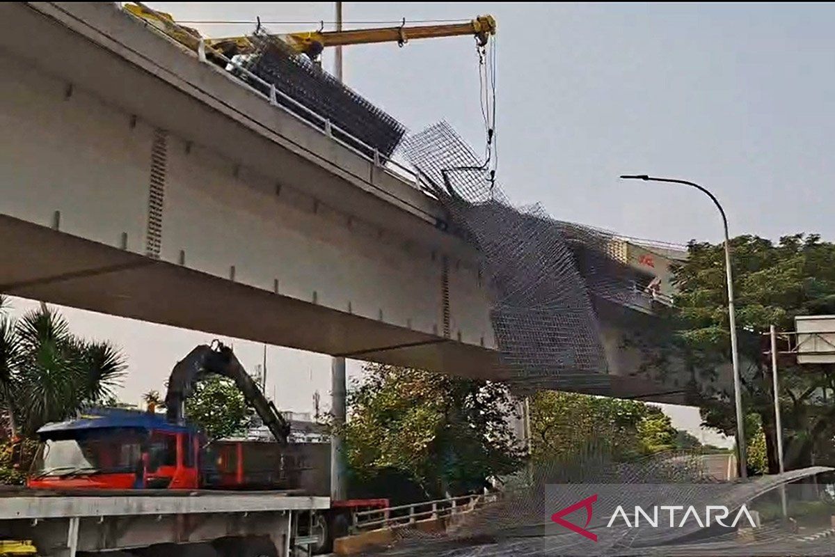 Truk terguling di FO Tomang – muatan besi kembali jatuh saat dievakuasi