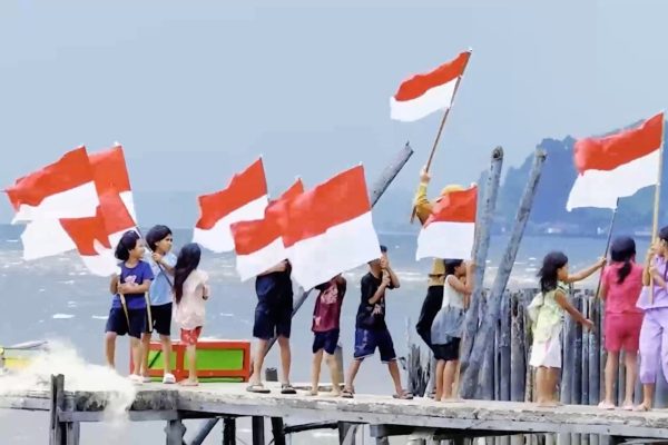 ISTANA-AJAK-MASYARAKAT-KIBARKAN-MERAH-PUTIH-SEMARAKKAN-HUT-KE-81-RI