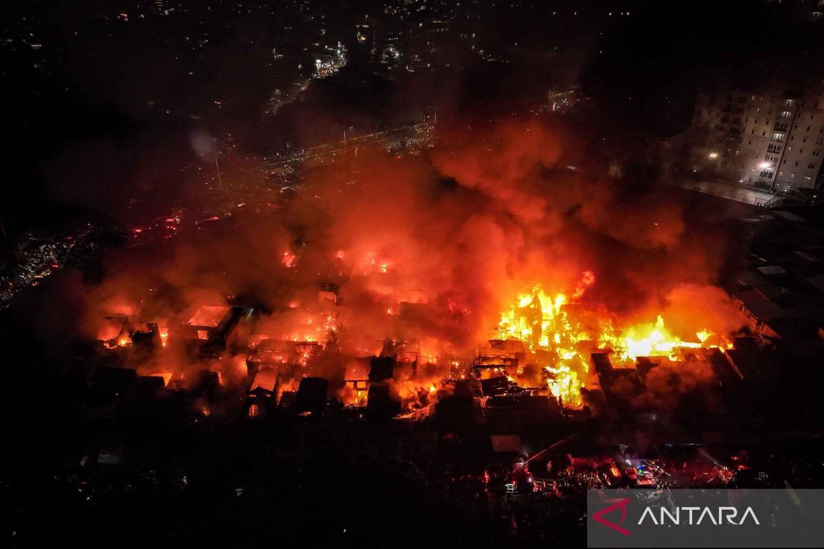 Damkar terjunkan 100 personal dan 33 mobil pemadam untuk padamkan kebakaran di Kemayoran Jakarta