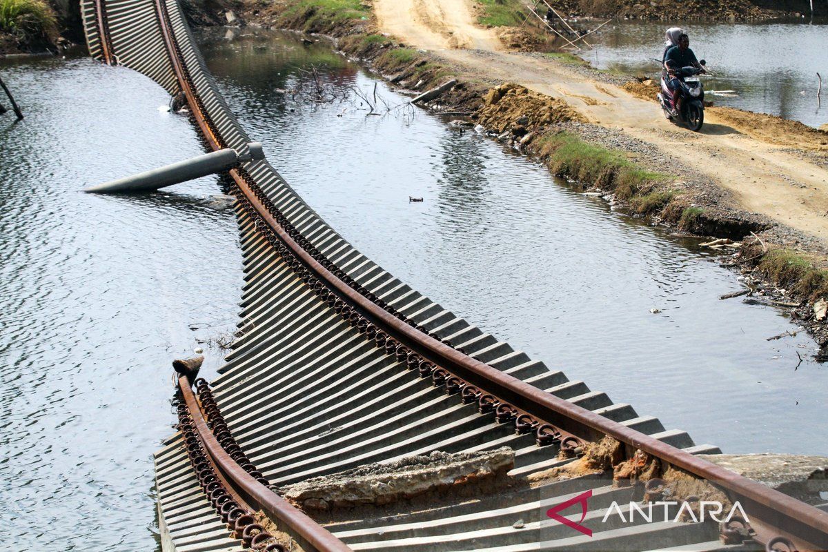 Banjir rusak 24 titik rel kereta api di Aceh hingga Medan