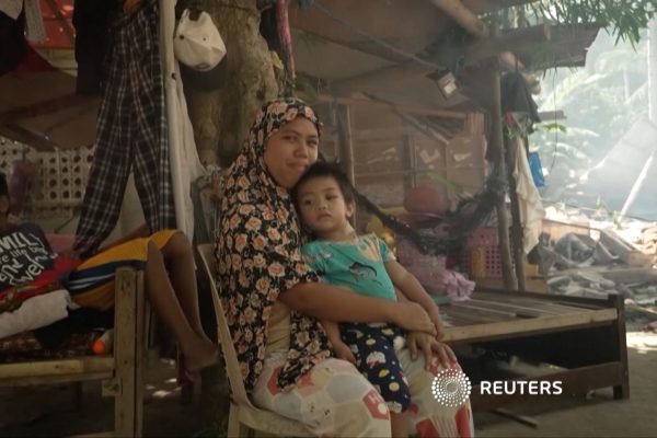 PARA-KORBAN-TERDAMPAK-GEMPA-BUMI-FILIPINA-MENGHARAPKAN-BANTUAN