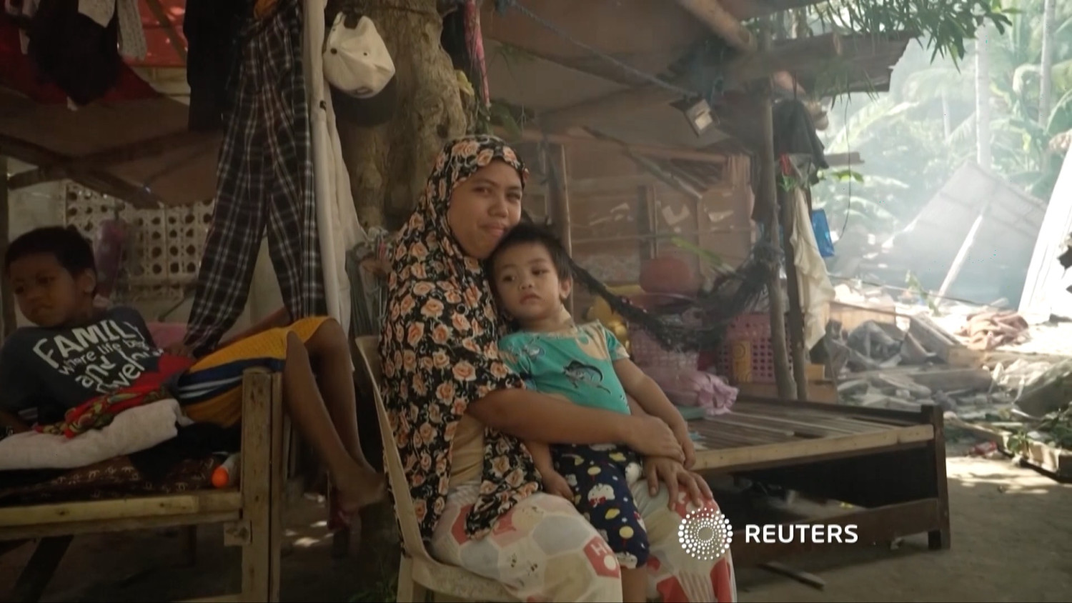 Para korban terdampak gempa bumi Filipina mengharapkan bantuan