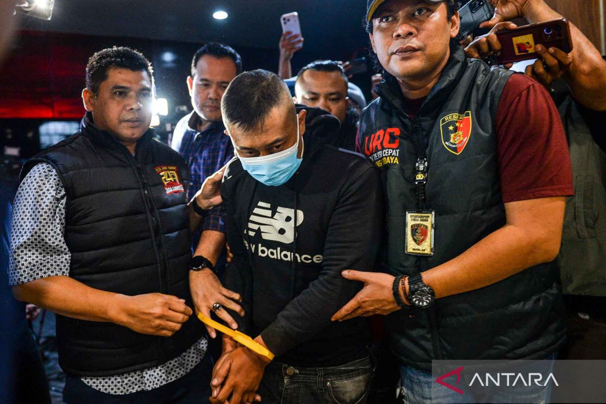 Cek fakta – foto tersangka Taufik Hidayat di kantor polisi
