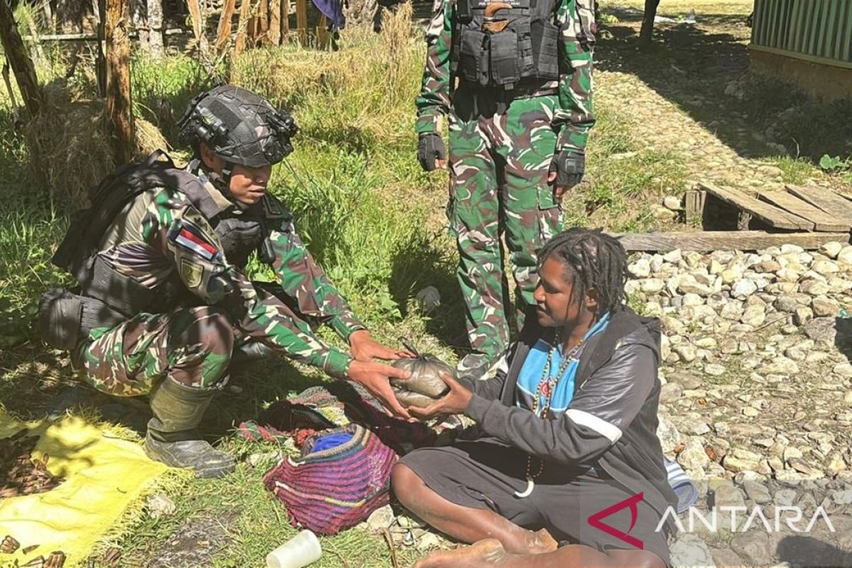 Latest Program: Satgas Yonif 511/DY bagikan paket bapok ke warga Numbukawi Lanny Jaya