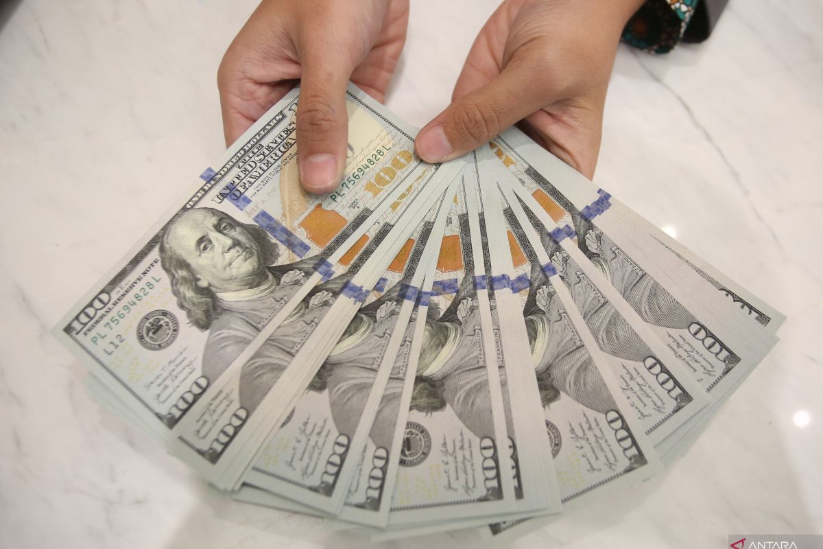 Rupiah melemah seiring tensi geopolitik yang memanas