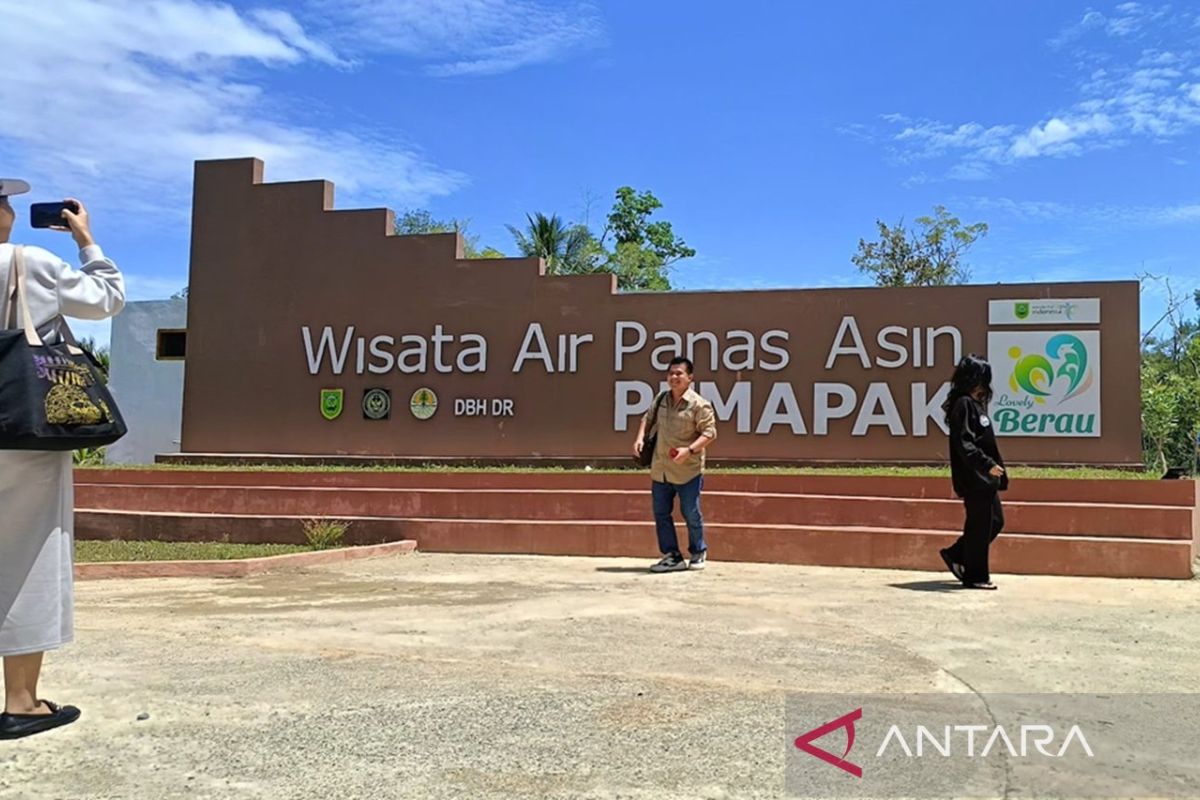 Historic Moment: Dispar Kaltim ajak warga berwisata air panas karst di Berau
