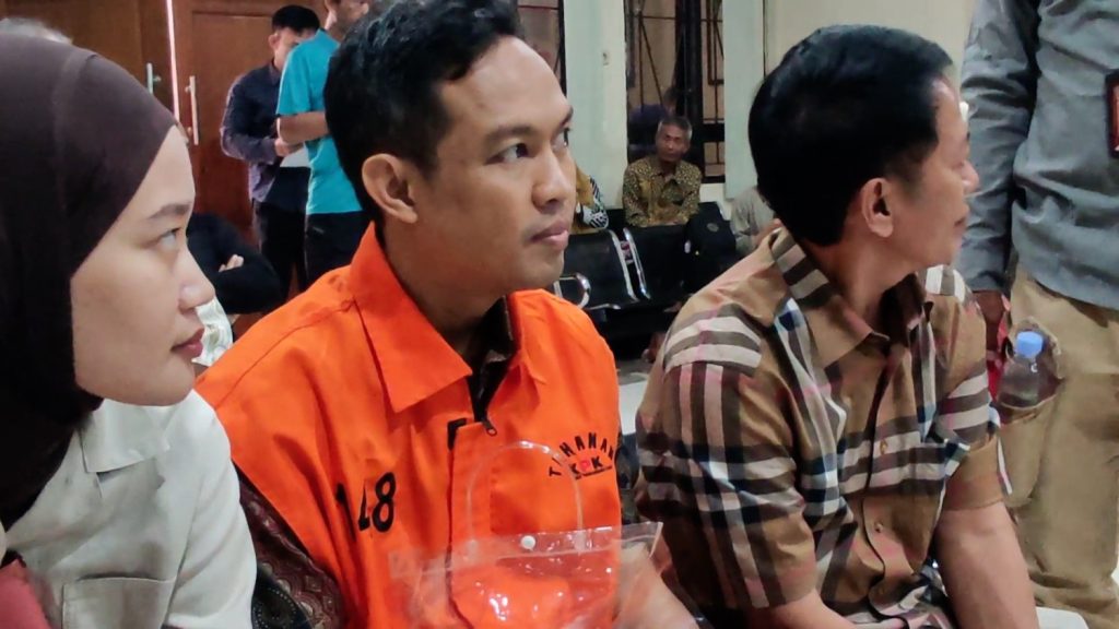 BUPATI-CILACAP-JALANI-SIDANG-PERDANA-DI-PENGADILAN-TIPIKOR-SEMARANG