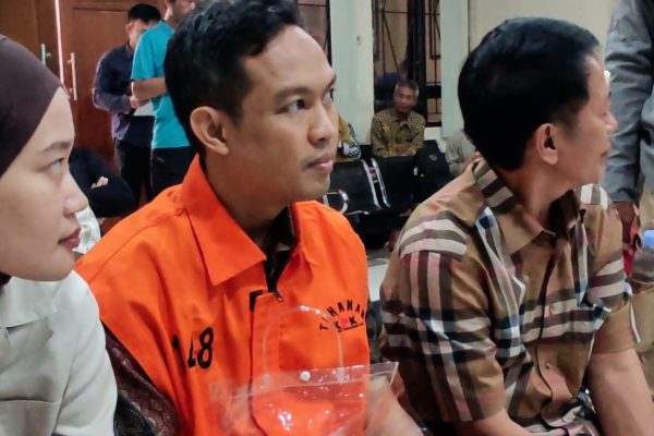 BUPATI-CILACAP-JALANI-SIDANG-PERDANA-DI-PENGADILAN-TIPIKOR-SEMARANG