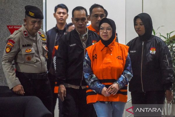 KPK-Tahan-Bupati-Sukoharjo-110726-IES-4