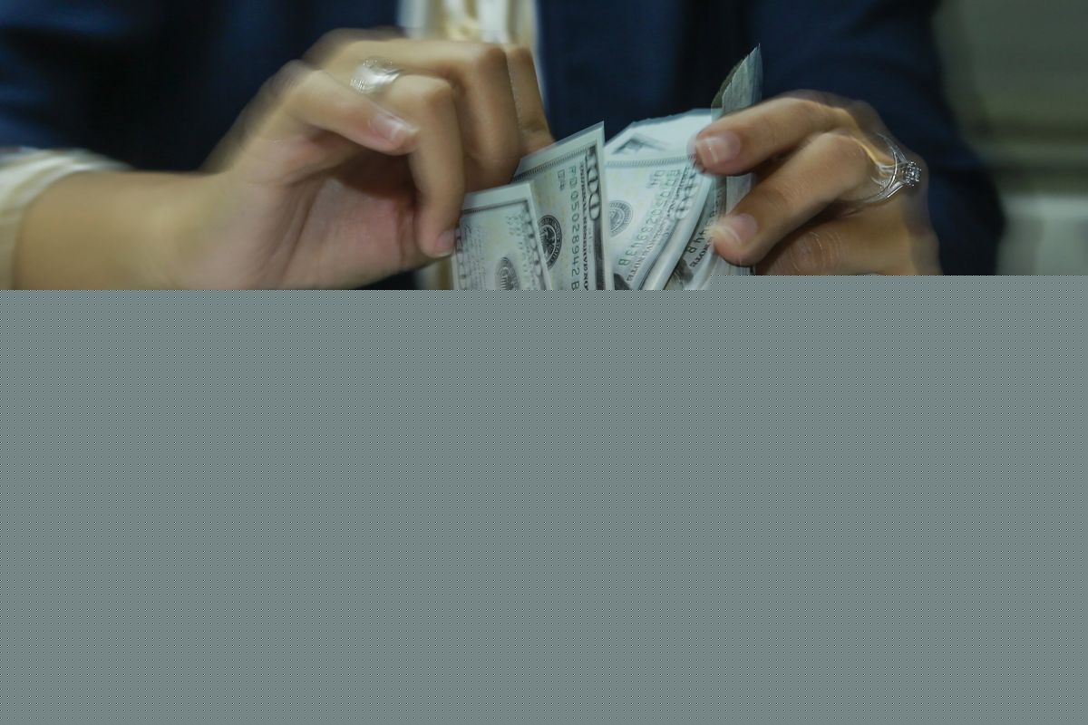 Kurs rupiah diprediksi bergerak menguat pada perdagangan Senin