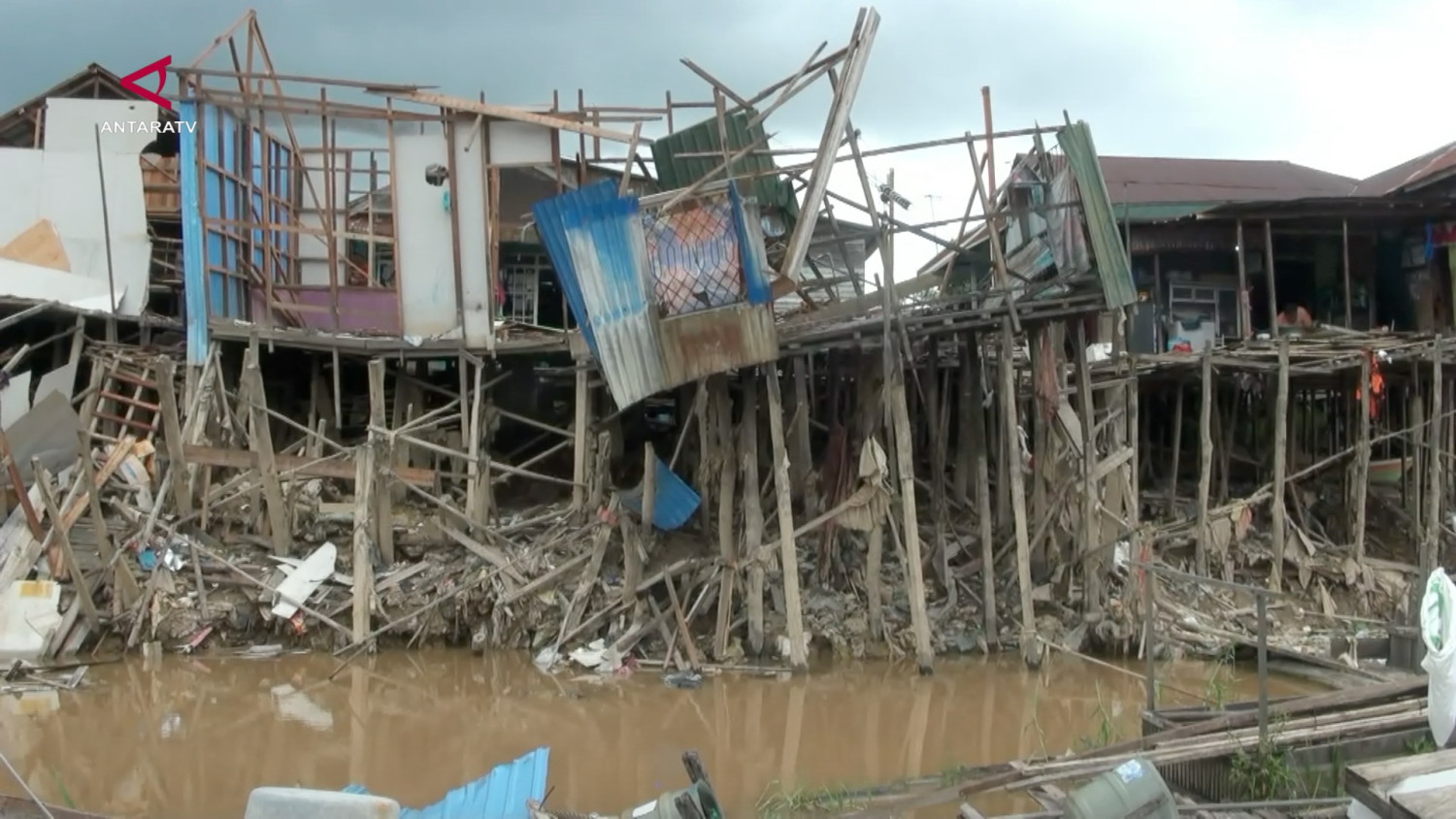 Jembatan putus dan permukiman warga terdampak abrasi sungai Kahayan