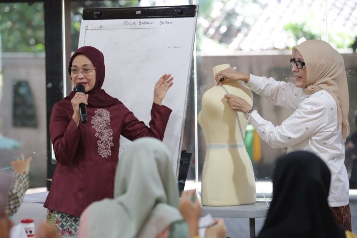 Key Strategy: Rustini Muhaimin bekali santri kemampuan menjahit