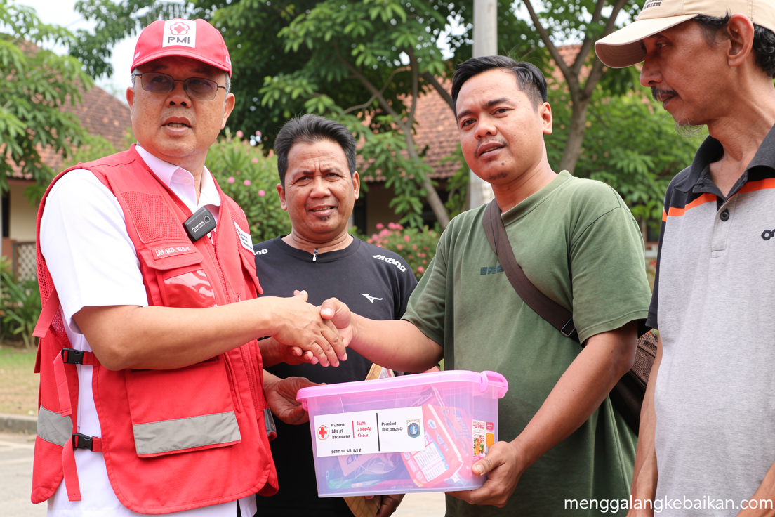 Warga penyintas kebakaran Pulogadung terima bantuan